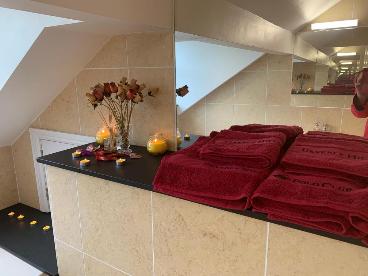 The Penthouse Bowness Luxury Loft Jacuzzi Bath & Complimentary Lakeview Spa Membership Exterior foto