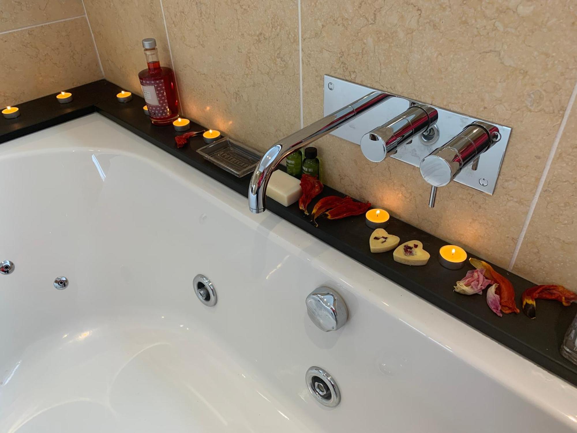 The Penthouse Bowness Luxury Loft Jacuzzi Bath & Complimentary Lakeview Spa Membership Exterior foto